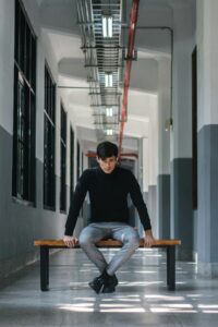 사무실에서 스트레칭하는 직장인